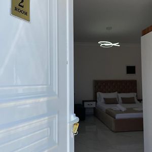 Camera tripla deluxe